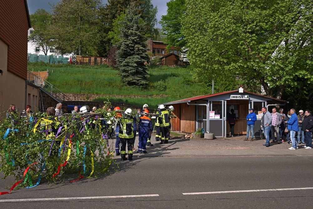 Maibaumsetzen in der Ortsmitte